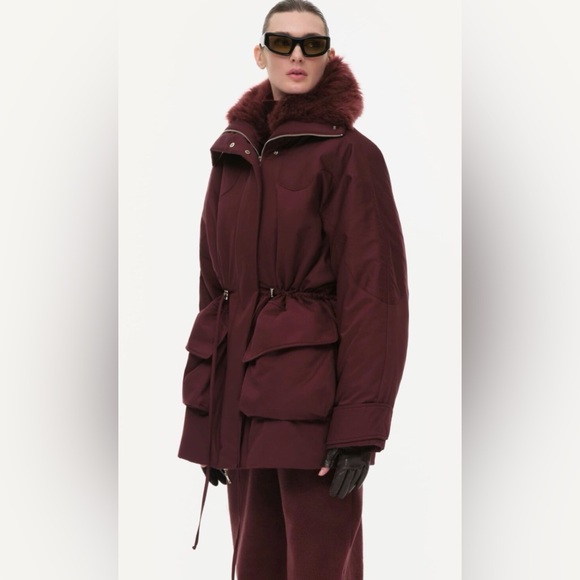 Katimo Coat
Oversized parka with a drawstring waist. - Picture 2 of 9